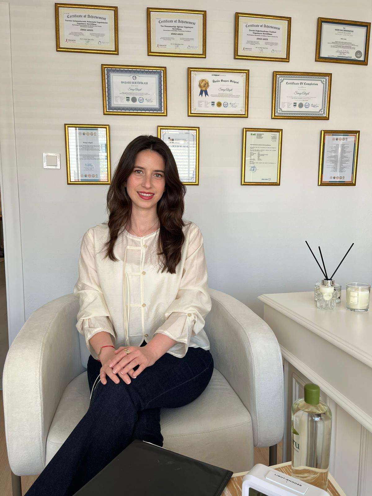 Psikolog Simge Akgül